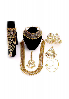 Matte golden jewelry set with seven parts