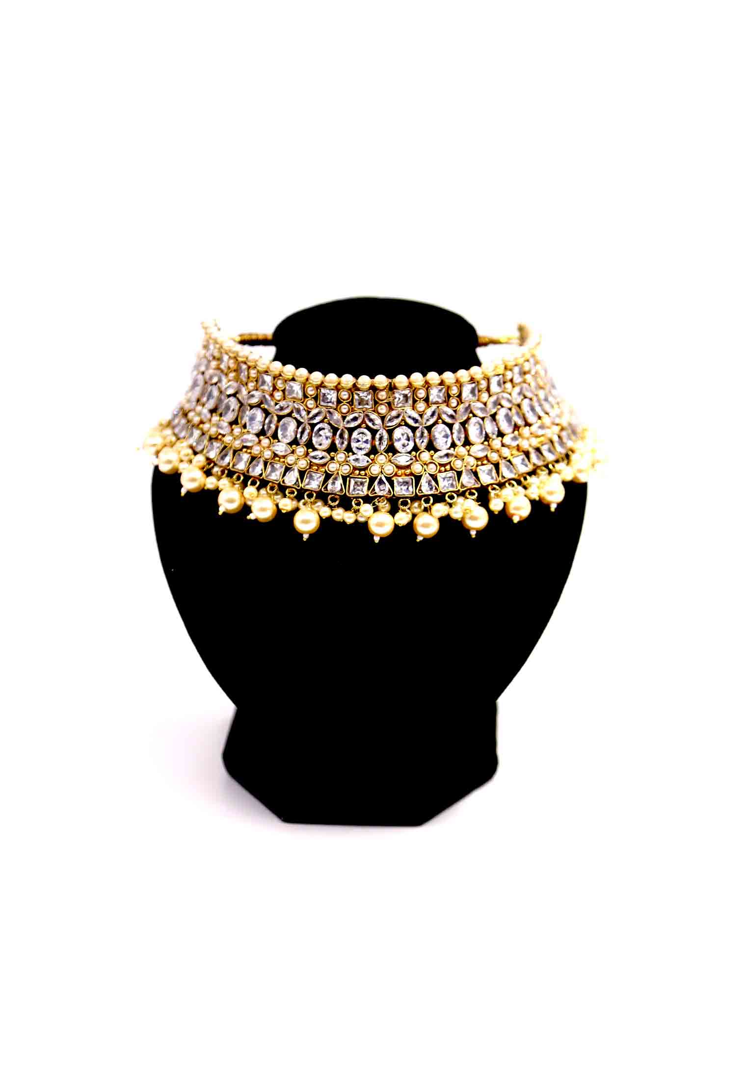 Matte golden jewelry set with seven parts
