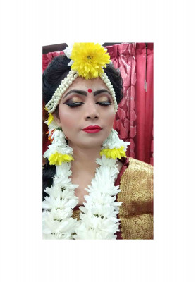 Attractive bridal holud makeup for bridal