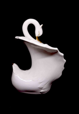 Goose shaped showpiece